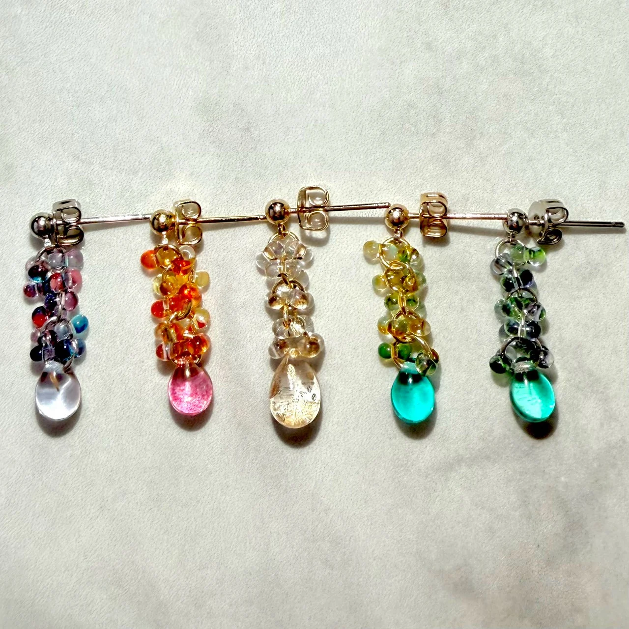 5色の小さなドロップピアス