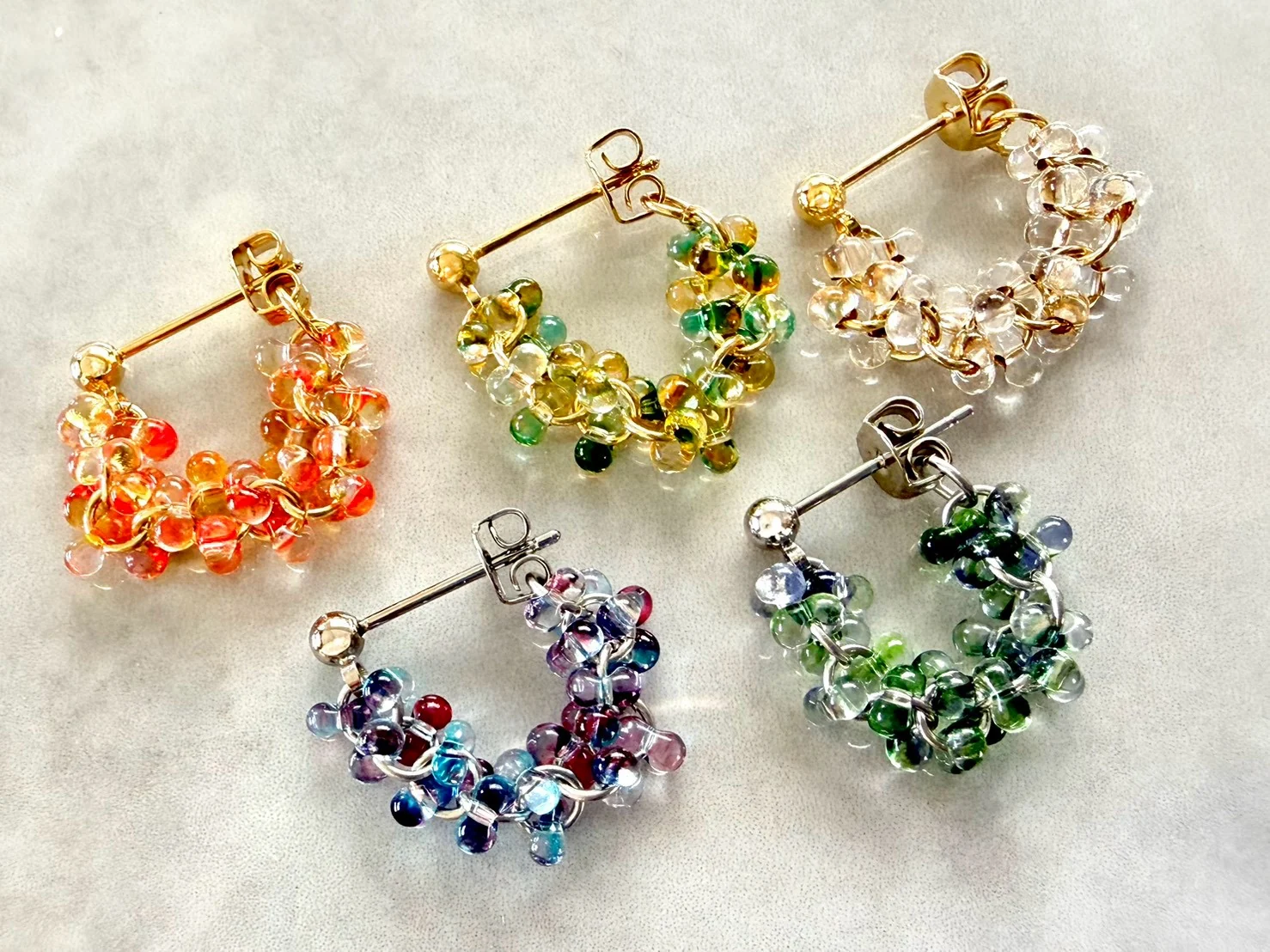 複数カラーの小さなフープピアス